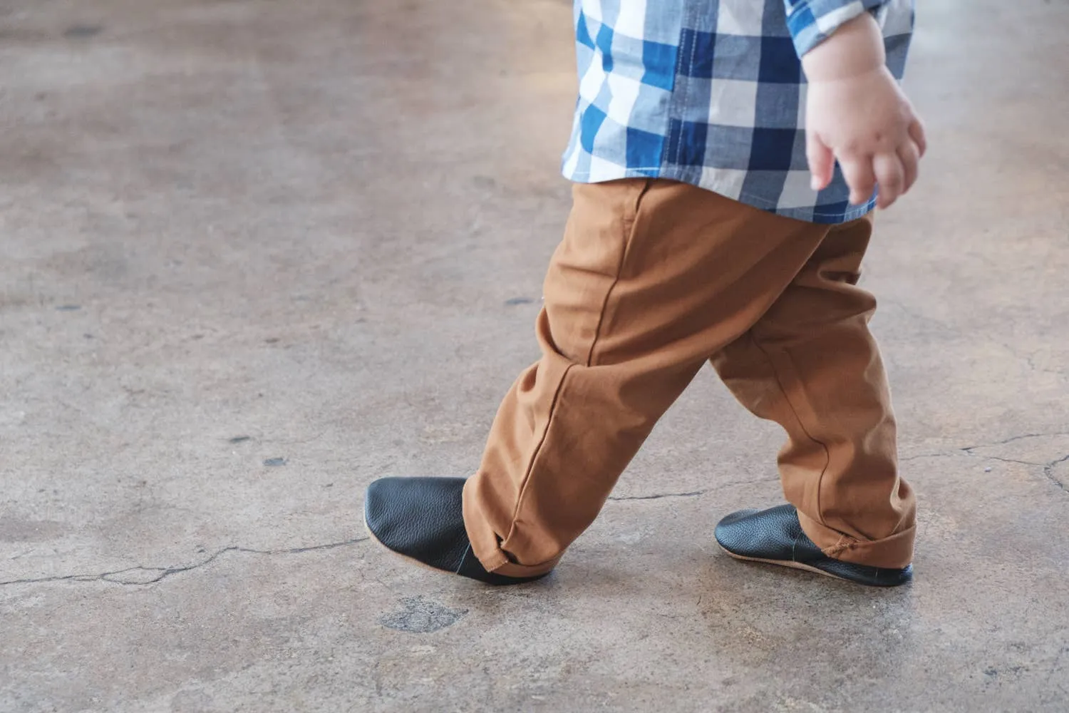 BirdRock Baby - Fringeless Baby Moccasins - Leather Baby Shoes (Black & Tan)