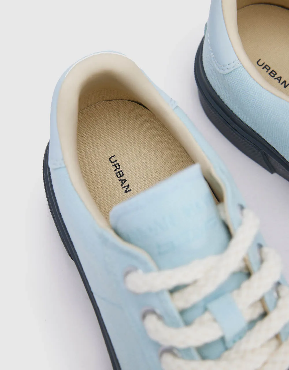 Loose Sneakers